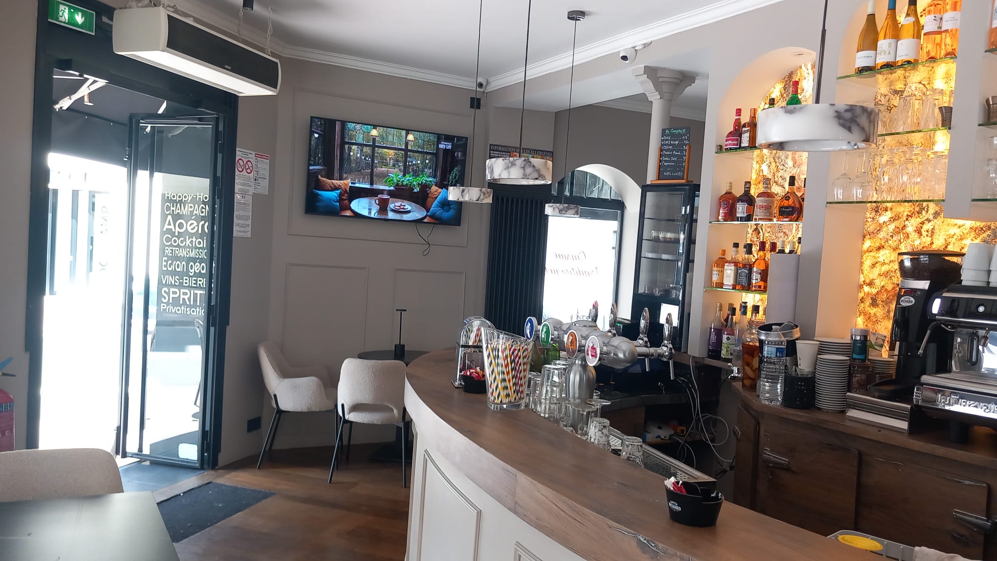 Le comptoir courbe et ses niches à bouteilles rétroéclairées