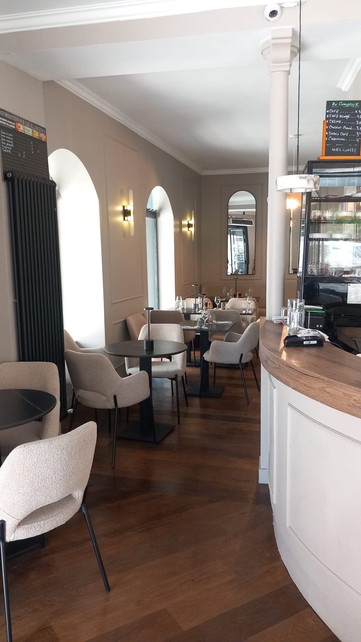 Le bar et la salle