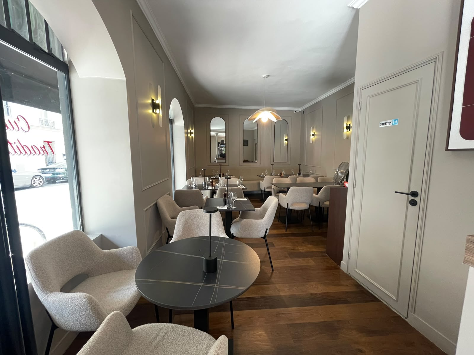 Coin salon aux fauteuils crème